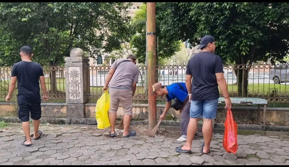 Para sopir travel membersihkan sampah disepanjang Jalan Anggi, Sungai Kunjang. (kis)