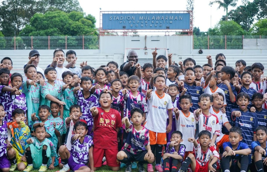 Direktur Borneo FC Academy, Jacksen F Tiago, memimpin langsung jalannya pelatihan bersama jajaran pelatih akademi.