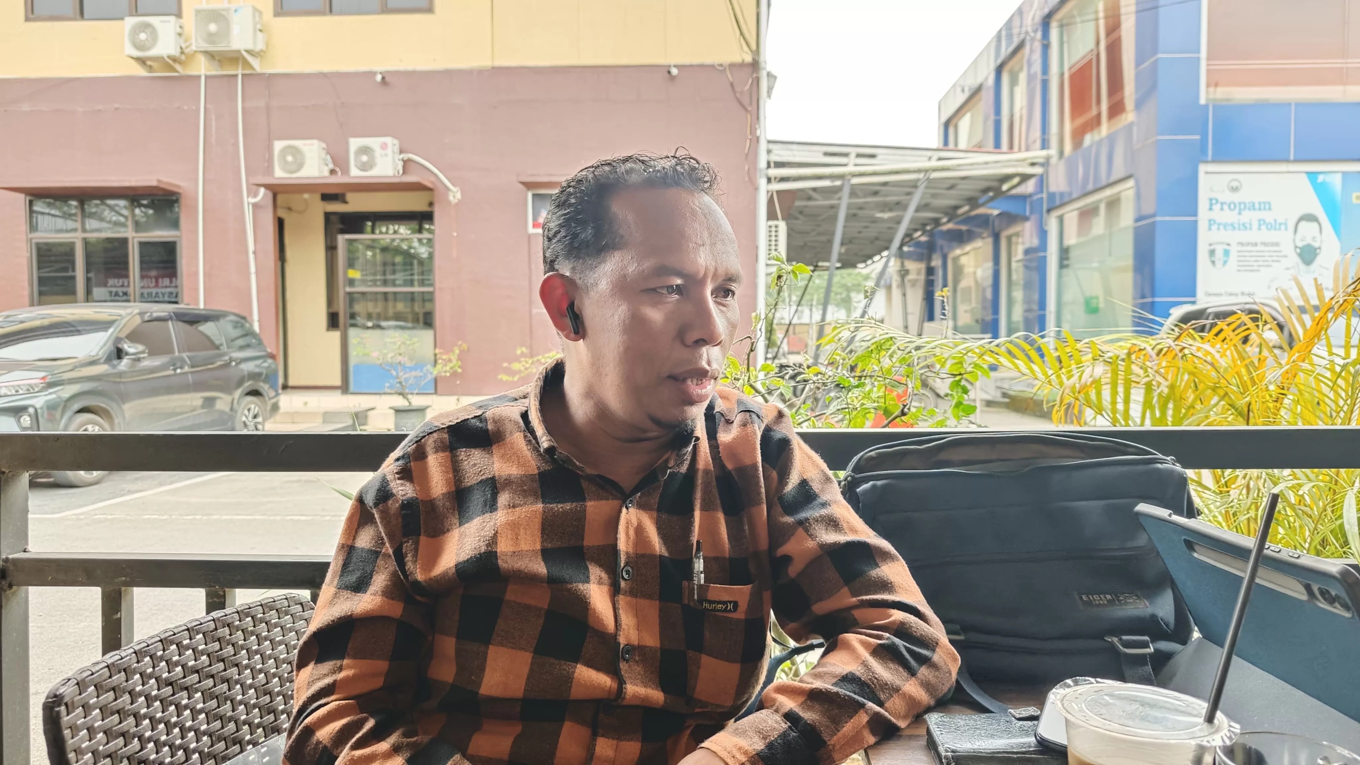 Tim Reaksi Cepat Perlindungan Perempuan dan Anak (TRC PPA) Kalimantan Timur mendampingi dua korban dugaan kekerasan seksual saat membuat laporan di Polresta Samarinda.