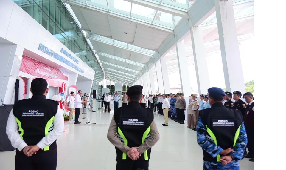 Petugas dan pemangku kepentingan bandara mengikuti pembukaan Posko Natal dan Tahun Baru (Nataru) 2025 di Bandara Sultan Aji Muhammad Sulaiman (SAMS) Sepinggan Balikpapan, Senin (15/12/2025).