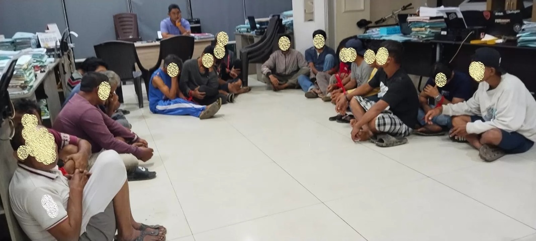 TUKANG ADU: 11 orang diperiksa usai ditangkap polisi di arena sabung ayam. (IST.)