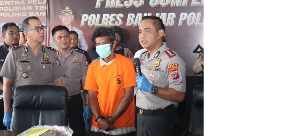 MENGAKU: Kapolres Banjar AKBP Dr Fadli menanyai pelaku saat rilis kasus pembunuhan di Mapolres Banjar, Senin (15/12/2025). (FADLAN ZAKIRI/RADAR BANJARMASIN)