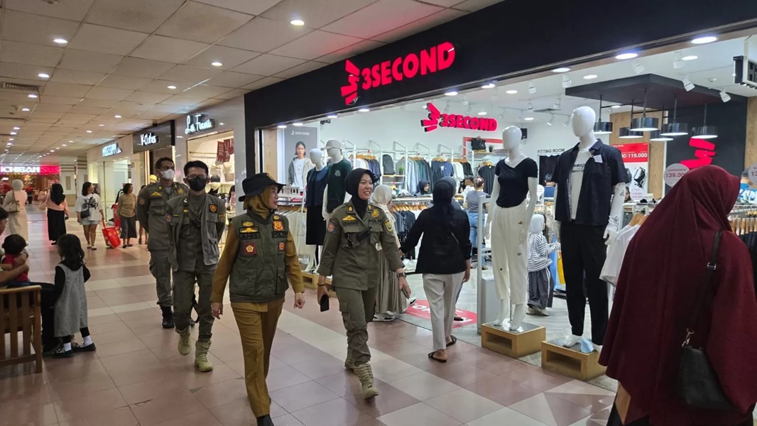 Kasat Pol PP Samarinda, Anis Siswantini saat menyambangi salah satu pusat perbelanjaan untuk mencari ASN yang kelayapan saat jam kerja.