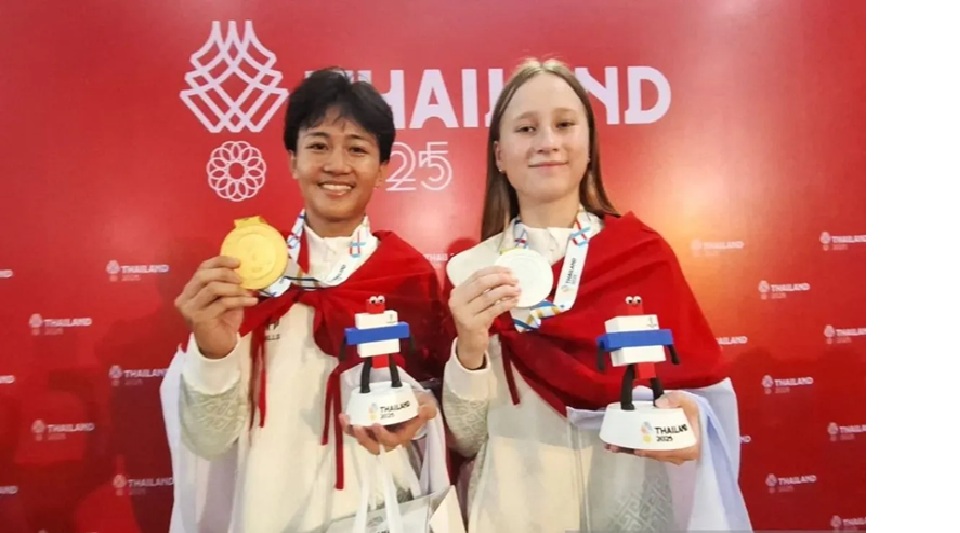 Peraih emas dan perak SEA Games 2025 cabang olahraga skateboard nomor street putra dan putri Basral Graita Hutomo (kiri) bersama Ni Wayan Malana Fairbrother (kanan). (ANTARA/Aditya Ramadhan)