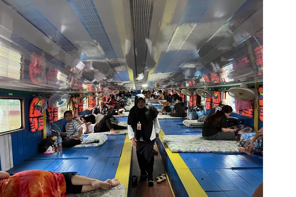 Sejumlah penumpang memadai kapal di pelabuhan Mahakam menuju Mahakam Ulu. (kis)