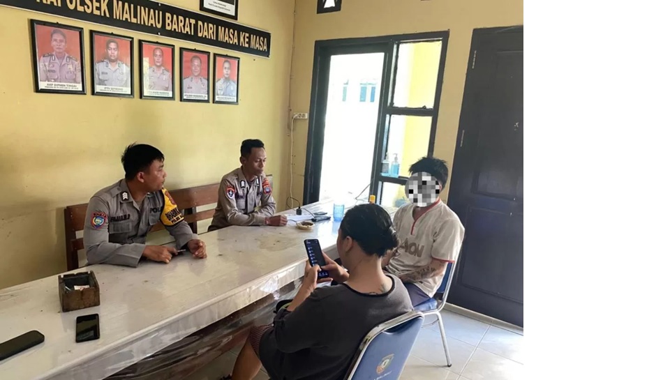 Penanganan aduan masyarakat oleh petugas Polsek Malinau Barat terkait keributan Pasutri di Desa Tanjung Lapang. (DIPA/RADAR TARAKAN)