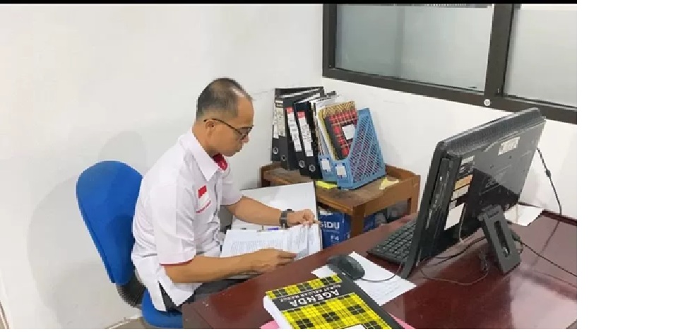 Asintel Kejati Kalteng Hendri Hanafi, saat memimpin penggeledahan sejumlah tempat terkait kasus dugaan tipikor sektor pertambangan, baru-baru tadi. (istimewa/Kejati Kalteng)