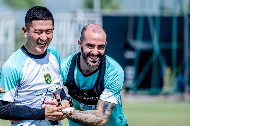 Shin Sang-gyu (kiri).