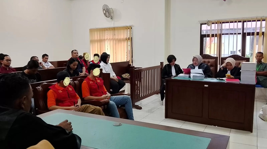 DIHUKUM: DMS dan RB saat menjalani sidang di Pengadilan Negeri Balikpapan atas kasus TPPU. ( MOESO/BALPOS)