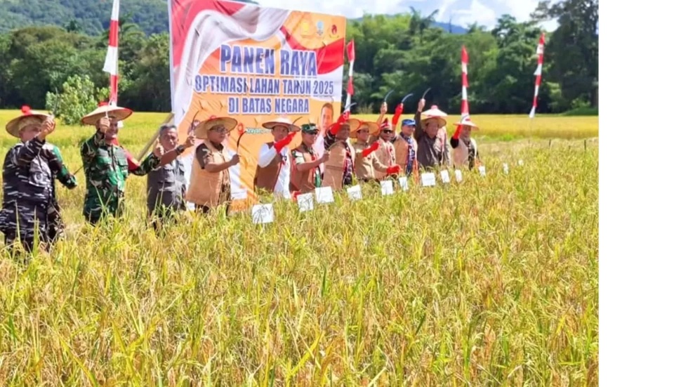 Bupati Nunukan, H. Irwan Sabri bersama Gubernur Kalimantan Utara (Kaltara), Dr. &nbsp;H. Zainal Arifin Paliwang, S.H, M.Hum, melaksanakan panen raya padi di Long Kiwan, Kecamatan Krayan Barat. (DOK PR
