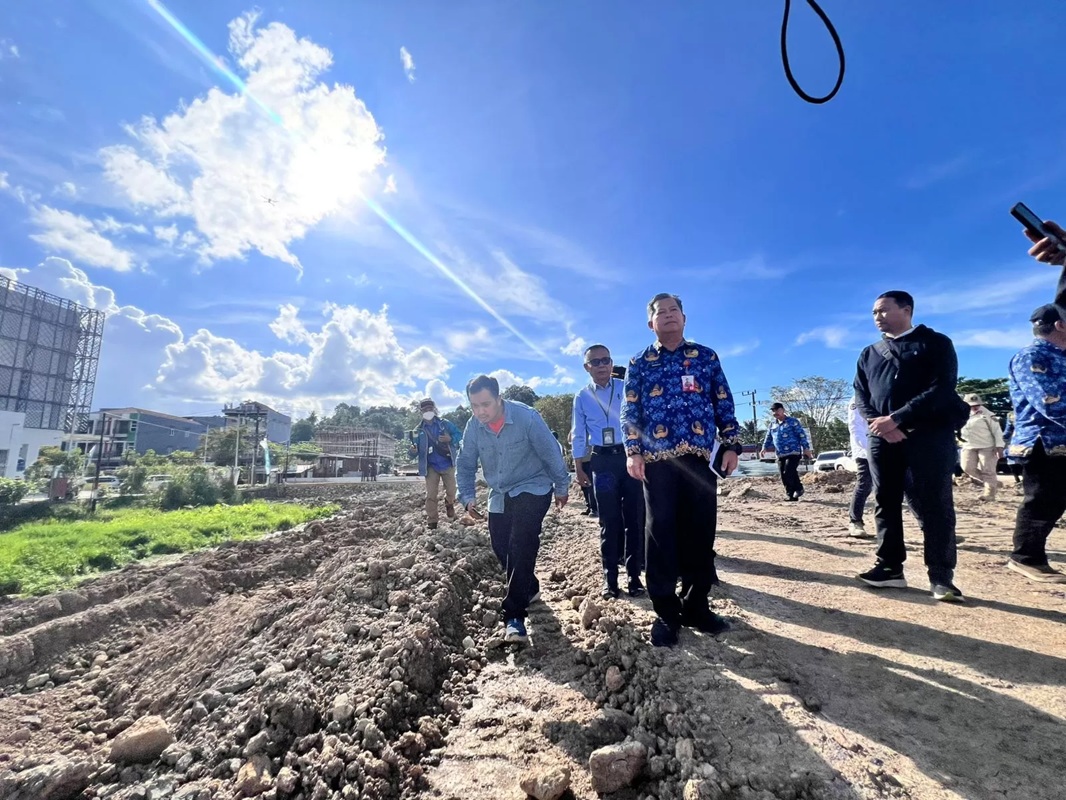 Tim gabungan dari Pemkot Samarinda meninjau lokasi pembangunan RS Korpri di Jalan KH Wahid Hasyim I, Rabu (17/12/2025). (MELI/SAPOS)