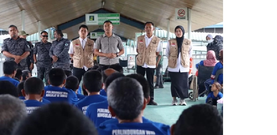 INGATKAN: ILO TNI Konsulat RI Tawau, Mayor Inf. Yudha Anantherasa didampingi staf Konsulat RI Tawau saat memberikan pengarahan di Pelabuhan Ferry, Tawau. (DOK KRI TAWAU)
