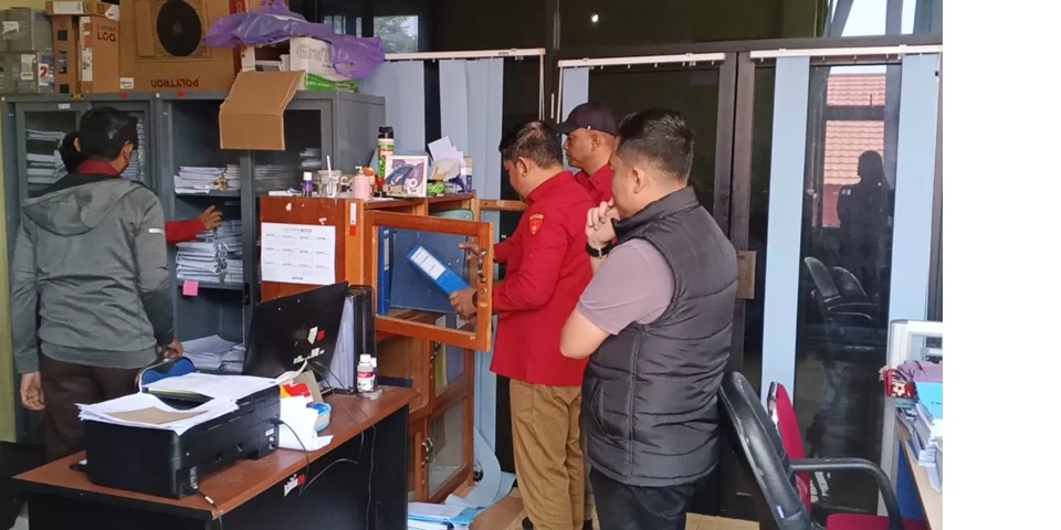 Tim Penyidik Pidsus Kejati Kalsel menggeledah Kantor BKSDA Kalimantan Selatan di Banjarbaru, Selasa (17/12/2025), terkait dugaan penyalahgunaan wewenang dan penyelewengan dana kerja sama.