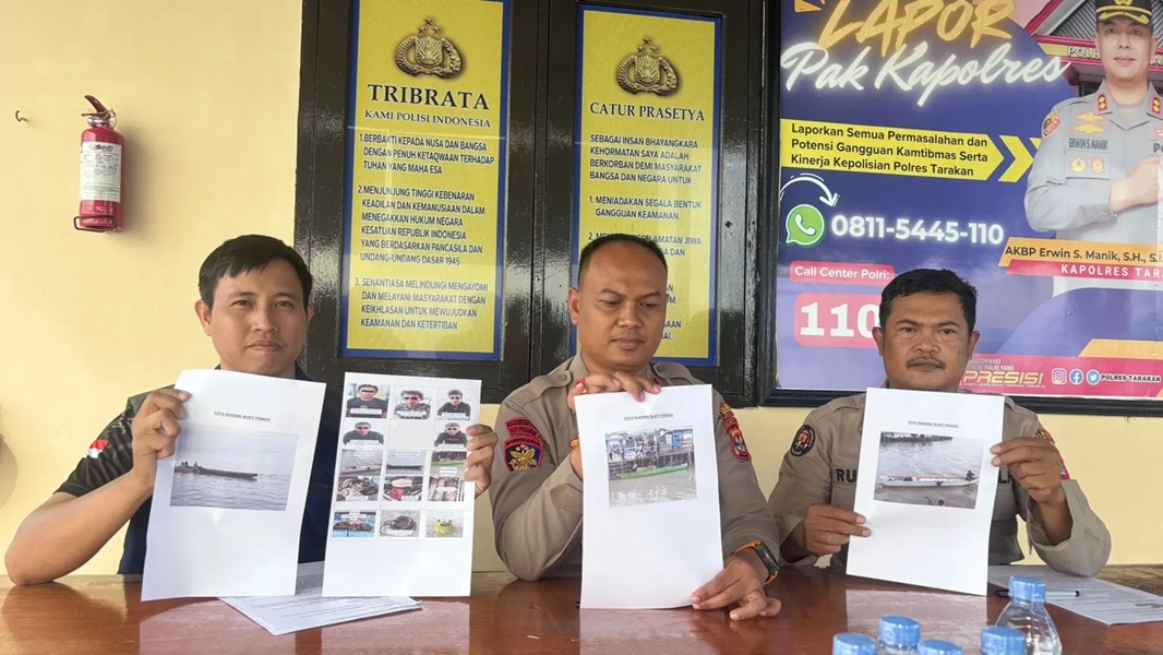 Kasat Satpolairud Polres Tarakan IPTU Prabowo Eka, S.H., tengah memperlihatkan beberapa barang bukti hasil pencurian besi di laut.