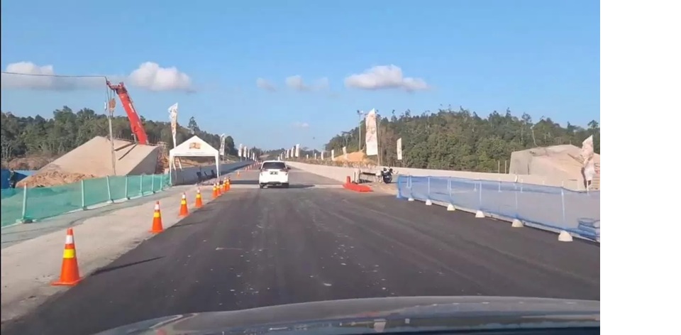 Kondisi Jalan Tol Ibu Kota Nusantara (IKN) yang dibuka secara fungsional selama libur Natal dan Tahun Baru (Nataru) 2026, dengan penerapan pembatasan kecepatan maksimal 60 km/jam