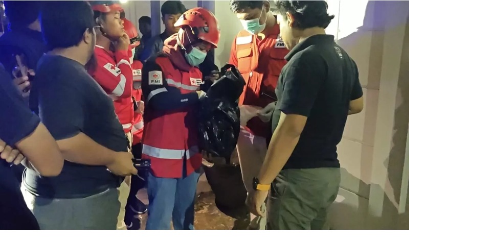 Petugas kepolisian dari Polsekta Samarinda Ulu melakukan olah Tempat Kejadian Perkara (TKP) penganiayaan di Jalan Juanda 2 RT 20, Kelurahan Air Hitam, Kecamatan Samarinda Ulu. (kis)