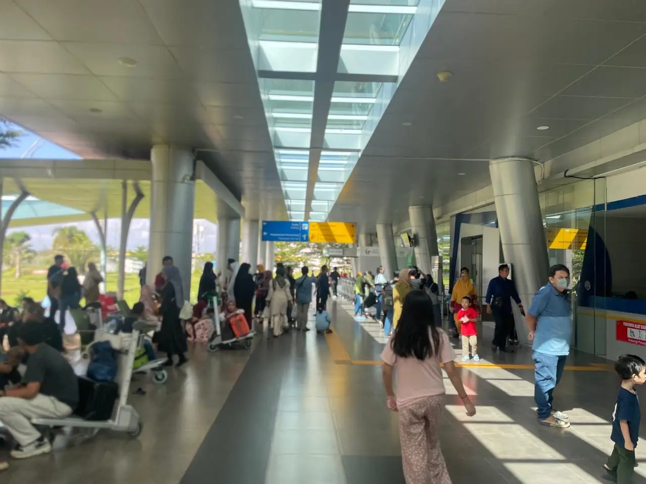 Kesibukan di Bandara APT Pranoto.