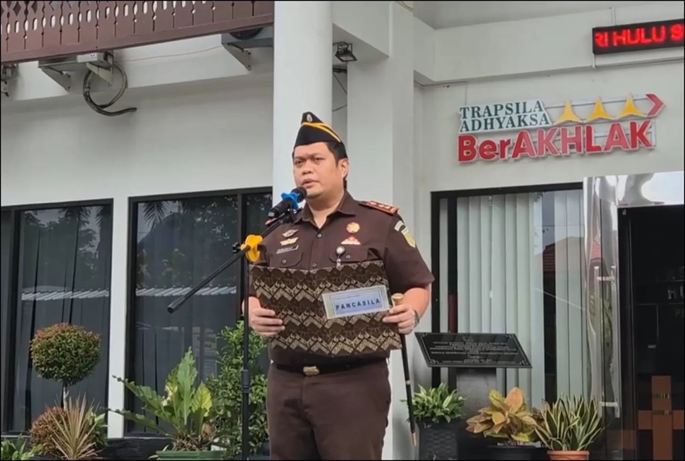 Kepala Kejaksaan Negeri Hulu Sungai Utara, Albertinus Parlinggoman Napitupulu saat memimpin apel pagi di Kejari HSU (INSTAGRAM KEJARI HSU)