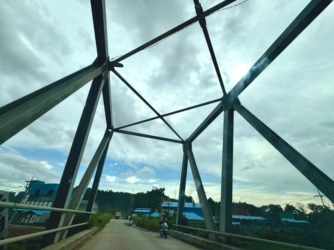 ;DIBUKA: Kawasan jalan jembatan Bulu Perindu, dapat digunakan kembali oleh masyarakat setelah sempat ditutup guna perbaikan. &lrm; (RADAR TARAKAN)