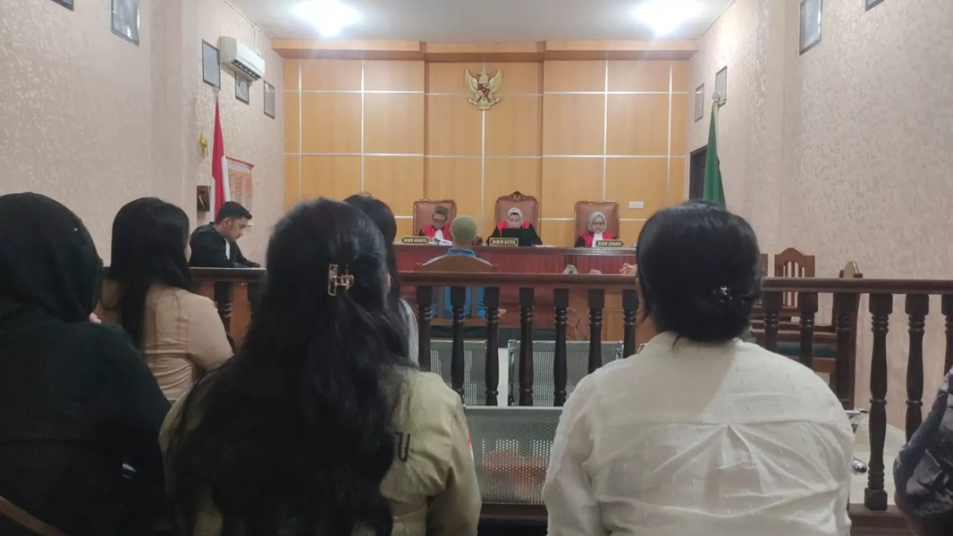 Suasana persidangan pembacaan putusan sela dalam perkara pidana dugaan surat palsu dengan terdakwa.