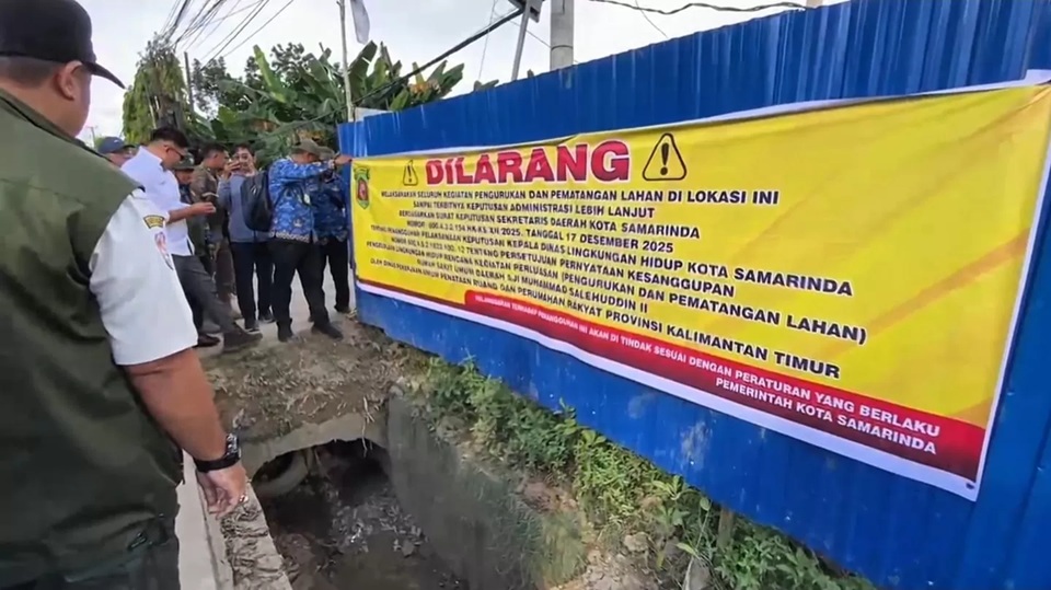 Pemasangan spanduk larangan beraktivitas di perluasan lahan RSUD Aji Muhammad Salehuddin (AMS) II 1,3 hektare oleh Pemkot Samarinda beberapa hari lalu. (kis)