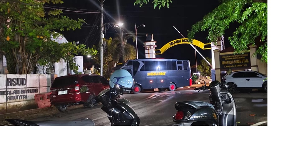 USAI PEMERIKSAAN: Iring-iringan penyidik tim KPK meninggalkan halaman Polres HSU. (Foto: Radar Banjarmasin )
