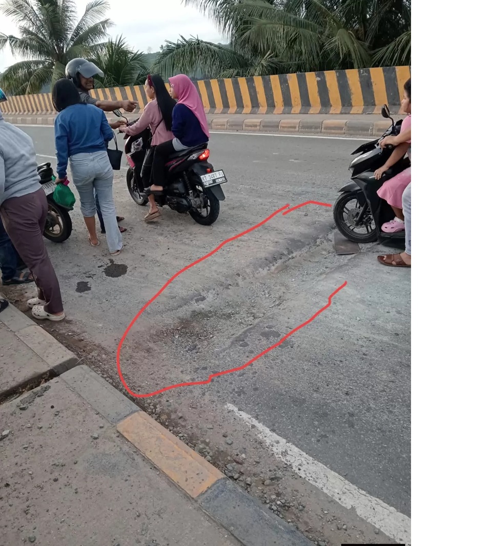 Lubang yang panjang pada sambungan jalan Jembatan Mahulu menyebankan pemotor terjatuh. (Foto: Edhy Setia)