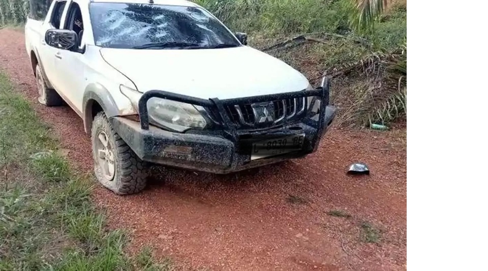 Mobil milik anggota Batalyon Zipur 6/SD, di Ketapang, Kalimantan Barat, yang dirusak WNA Tiongkok, Minggu (14/12). (ISTIMEWA)