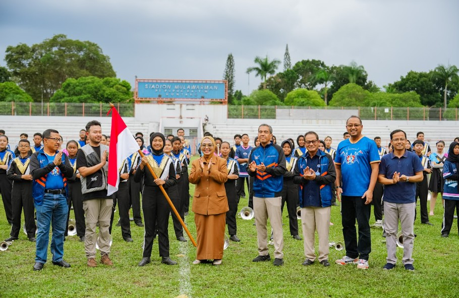 Wali Kota Bontang, Neni Moerniaeni, yang turut hadir pada momen pelepasan tersebut memberikan semangat seluruh personel MBPKT.