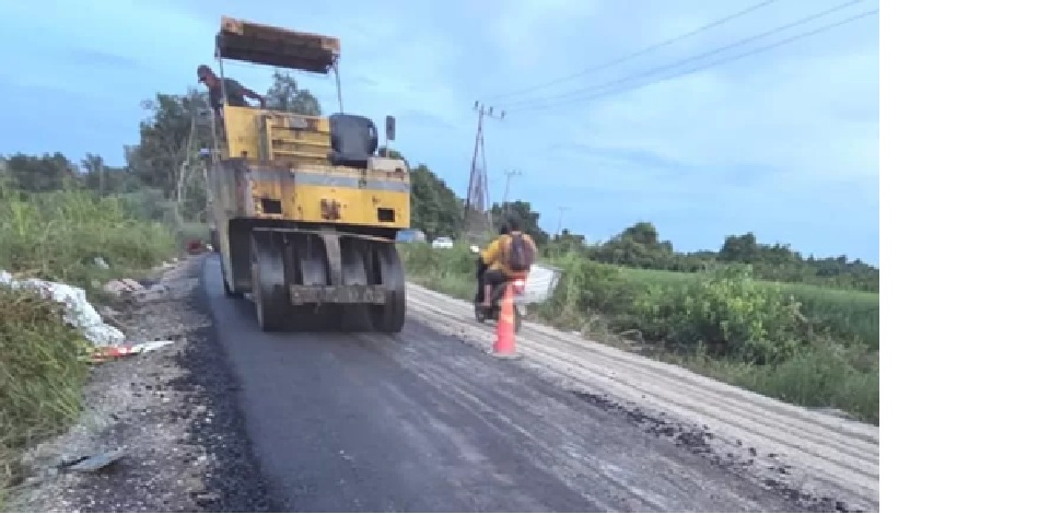 DIKEBUT: Pekerja melakukan proses pengaspalan di ruas jalan Tanjung Palas-Salimbatu. (DOK PEMKAB BULUNGAN)