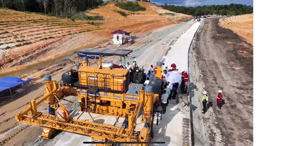 Gubernur Harum melakukan peninjauan jalan-jalan provinsi. Komitmennya, semua wilayah Kalimantan Timur terkoneksi dengan kondisi jalan mantap. (DOK/ADPIMPROV KALTIM)
