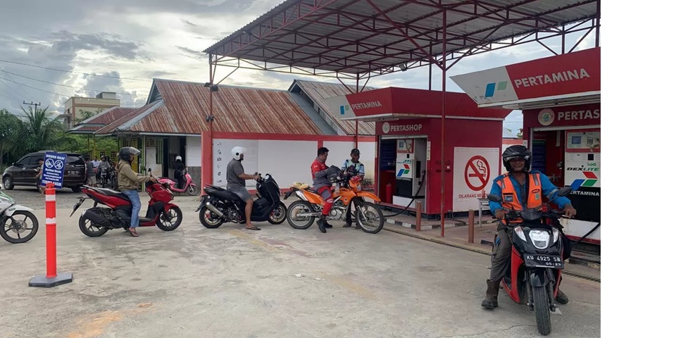 LANGKA: Suasana padat antrian pengisian BBM di Pertashop CV Kurnia Malinau Kota. (DIPA/RADAR TARAKAN )