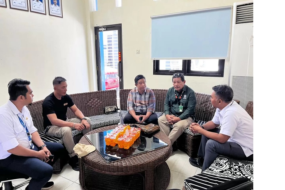 Perwakilan masyarakat Krayan saat menemui otoritas Bandara Malinau. Penerbangan terbatas membuat banyak warga Krayan tertahan di Malinau. (DIPA/RADAR TARAKAN)