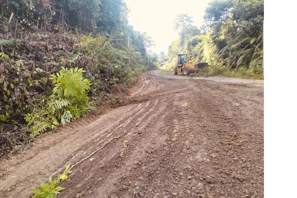 DIPERBAIKI : Alat berat melakukan pemerataan ruas jalan Sungai Urang-Teras Barum. (DOK PEMKAB BULUNGAN)