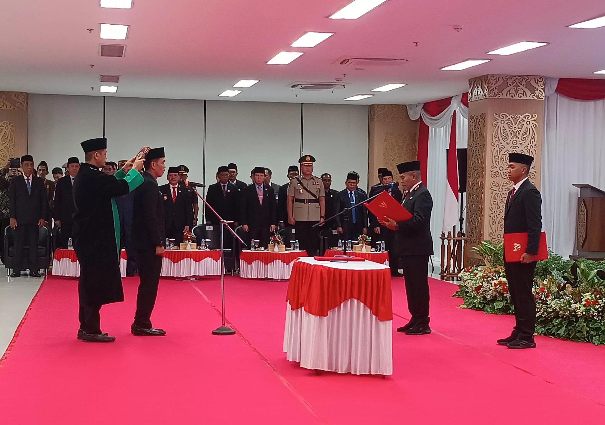 DEFINITIF: Proses pelantikan Sekprov Kaltara oleh Gubernur Kaltara, Zainal A Paliwang. (IWAN K/RADAR TARAKAN)