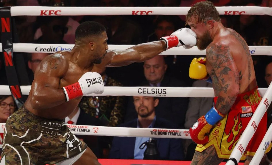 Anthony Joshua lancarkan jab ke Jake Paul.