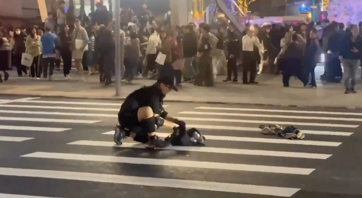 Pelaku saat beraksi terekam kamera warga