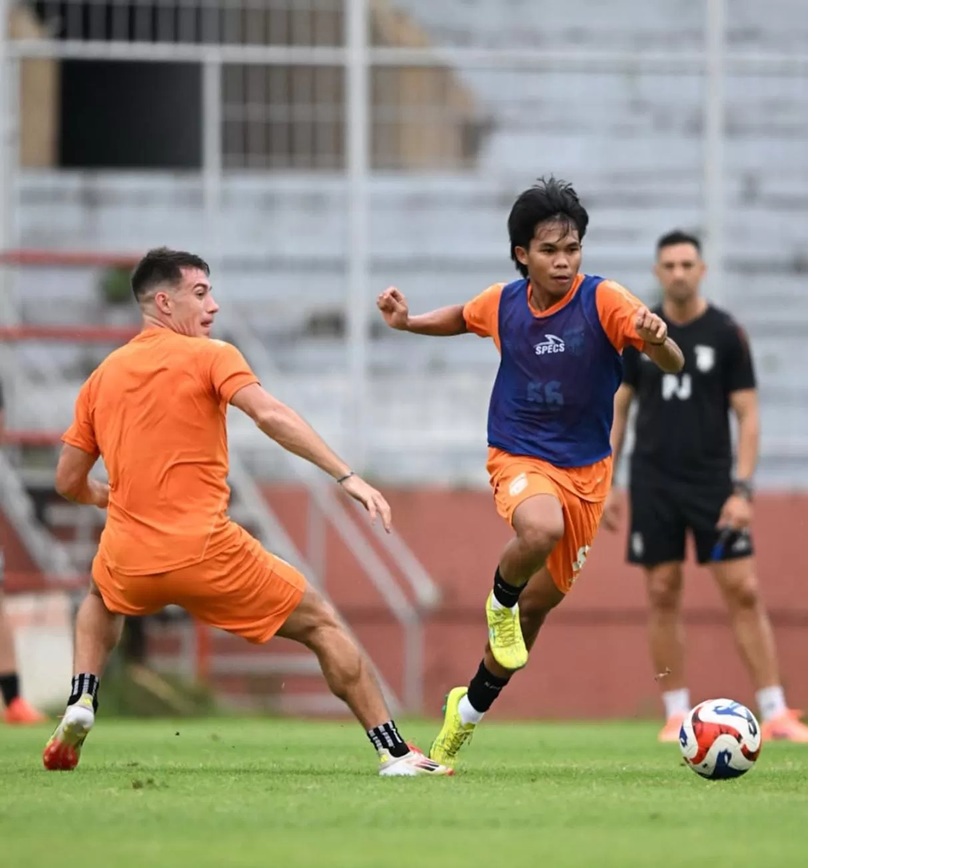 Borneo FC menjajal lapangan setibanya di Surabaya, Kamis (18/12/2025).
