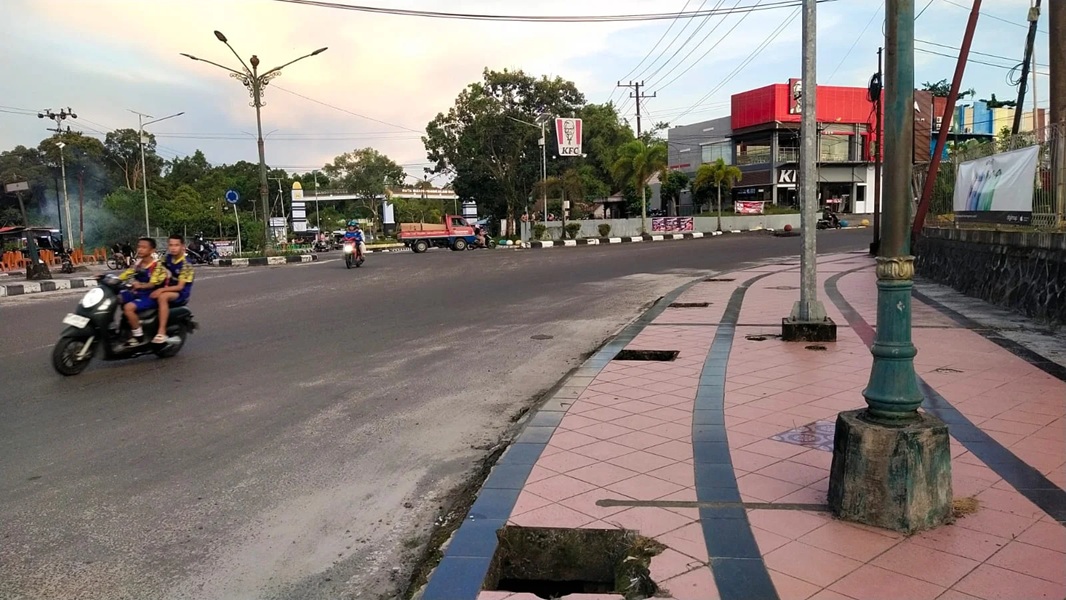 Besi penutup trotoar yang hilang di Jalan Iskandar, Kawasan Bundaran Pancasila, Pangkalan Bun, Kabupaten Kotawaringin Barat, belum lama ini.