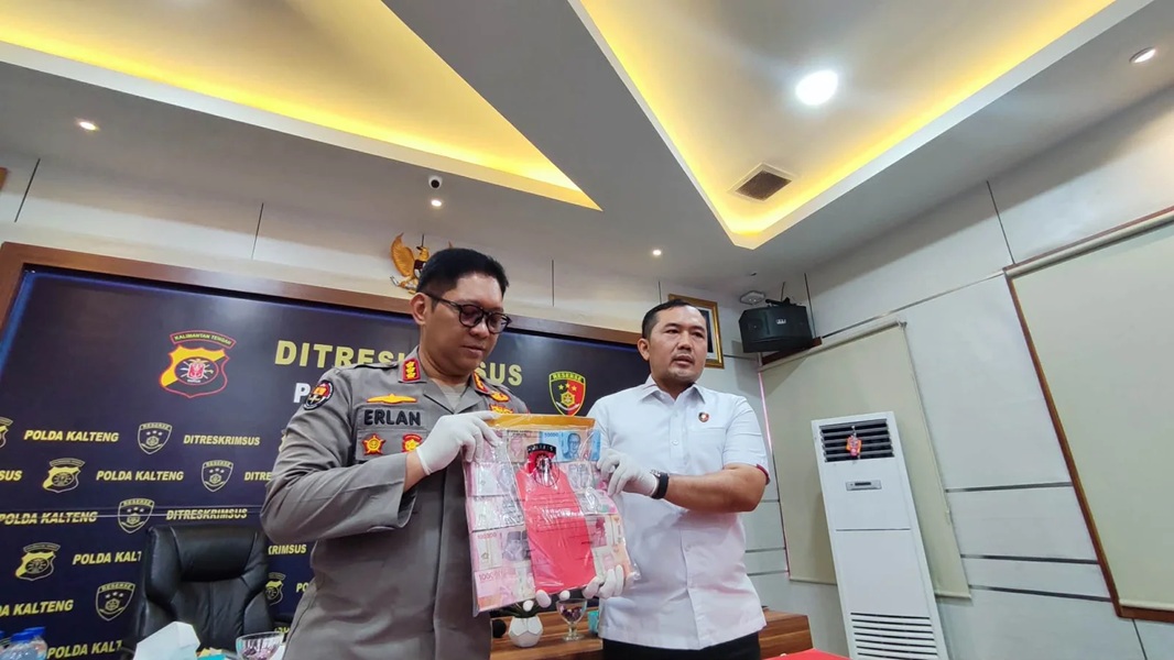 Humas Polda Kalteng Kombes Pol Erlan Munaji, dan Direktur Reskrimsus Polda Kalteng Kombes Pol Rimsyahtono, saat memperlihatkan sejumlah barbuk perkara tipikor di Kabupaten Kapuas (18/12).