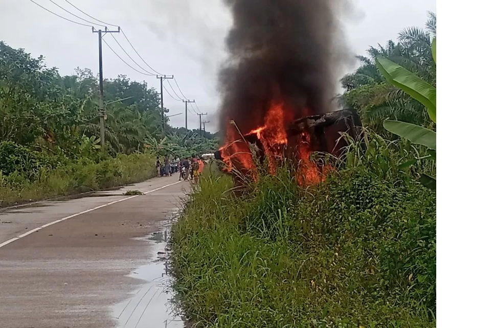 Bus sarana perusahaan tambang batu bara dibakar masyarakat Tabang, yanh marah lantaran adanya seorang warga tewas tertabrak. (Foto: IST)