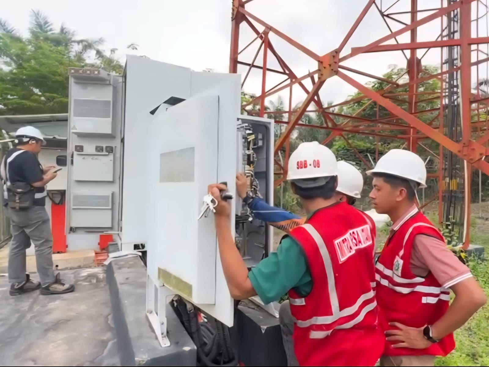 jaringan 5G Telkomsel tetap tersedia di kota-kota prioritas di Kalimantan, akan didukung lebih dari 100 BTS 5G pada akhir 2025, dan diperkuat dengan teknologi AI Autonomous Network.