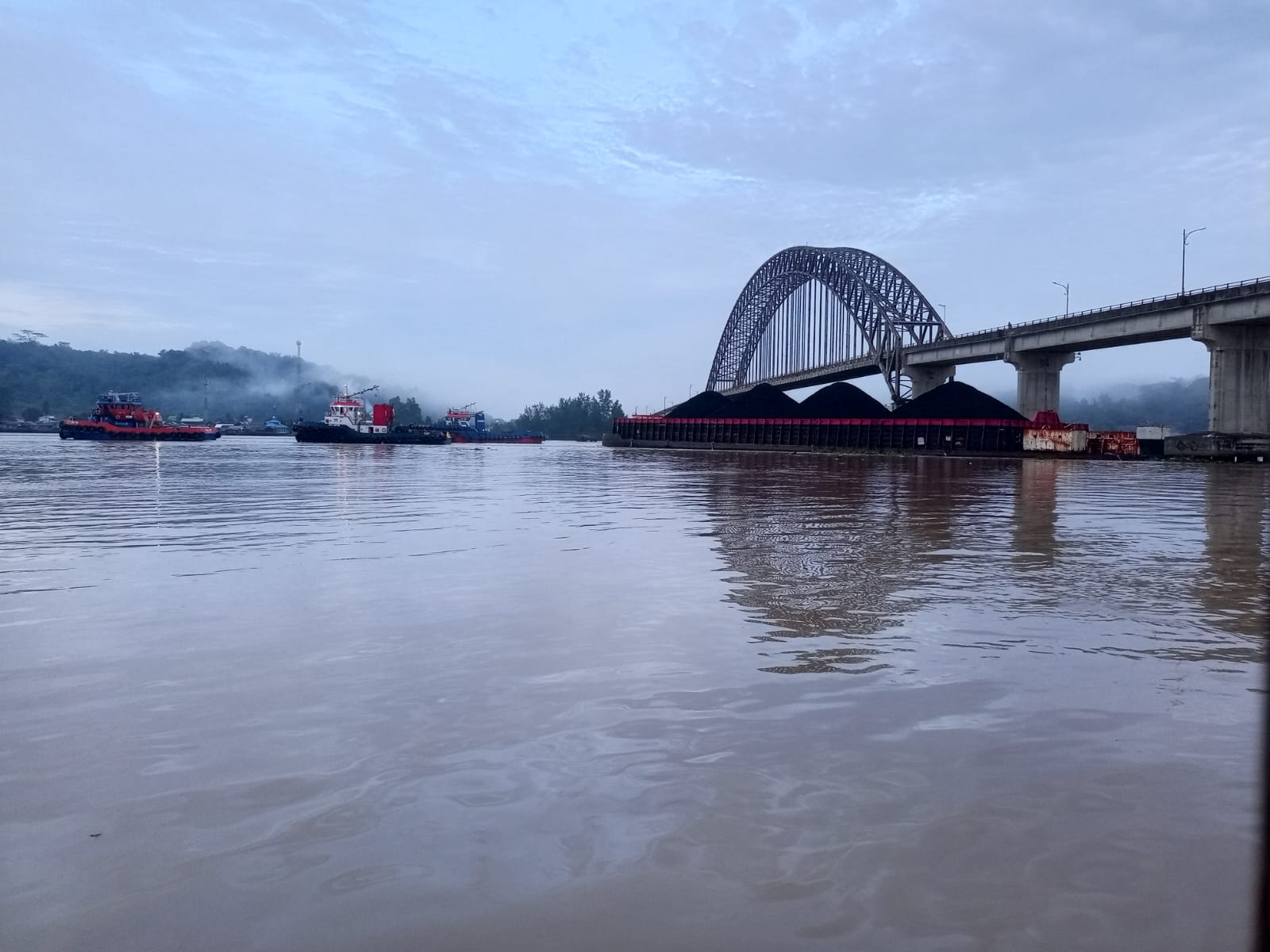 Evakuasi ponton batu bara yang menabrak Jembatan Mahulu.