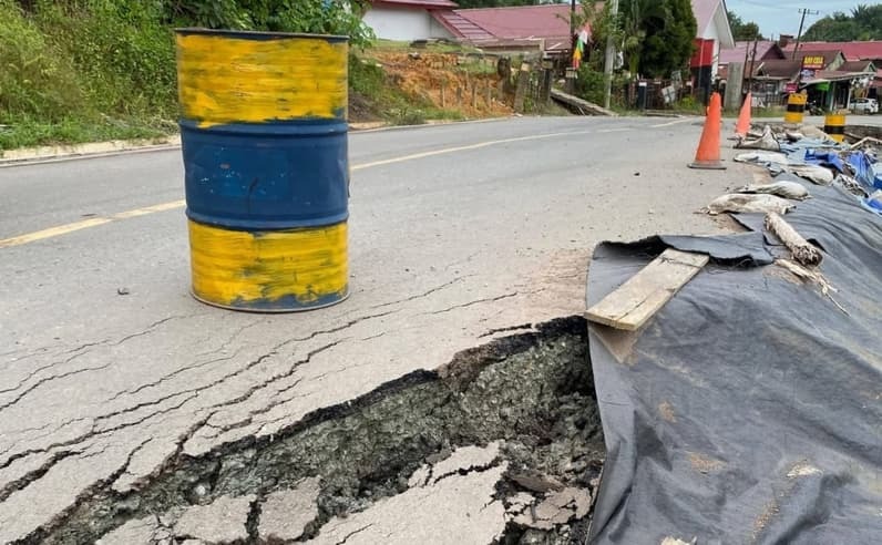 Kondisi jalan poros Samarinda-Balikpapan KM 28 di Desa Batuah, Loa Janan yang kembali amblas (Istimewa)