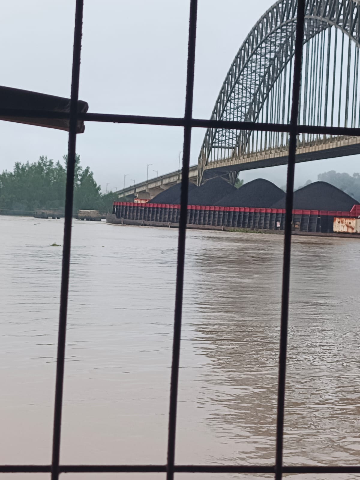 Ponton yang menabrak jembatan Mahulu.