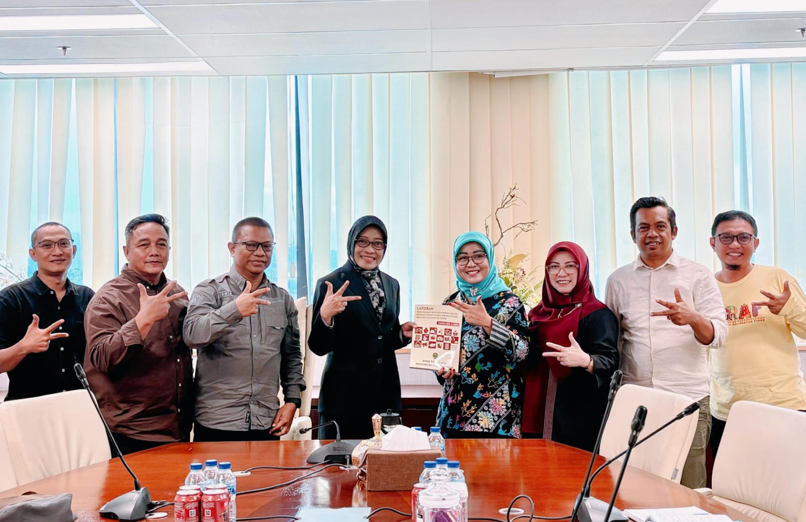 Sri Wahyuni (tengah)