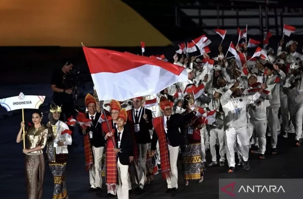 Atlet dan ofisial kontingen Indonesia mengikuti defile dalam pembukaan SEA Games 2025 di Stadion Rajamangala, Bangkok, Thailand, Selasa (9/12/2025). (ANTARA)