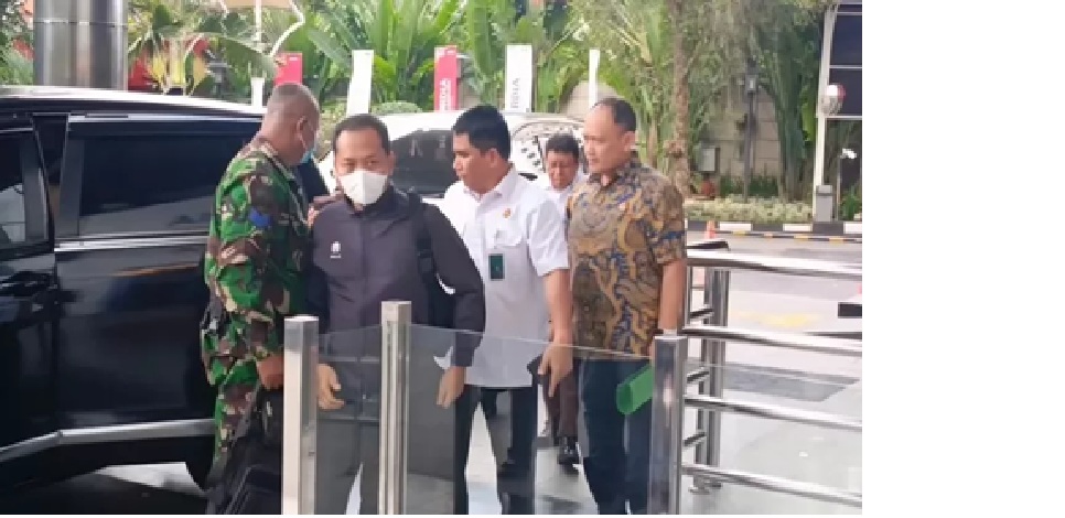 LESU: Mantan Kasi Datun Kejari Hulu Sungai Utara nonaktif, Tri Taruna Fariadi, tiba di Gedung Merah Putih KPK, Jakarta, Senin (22/12/2025), (TANGKAPAN LAYAR INSTAGRAM)