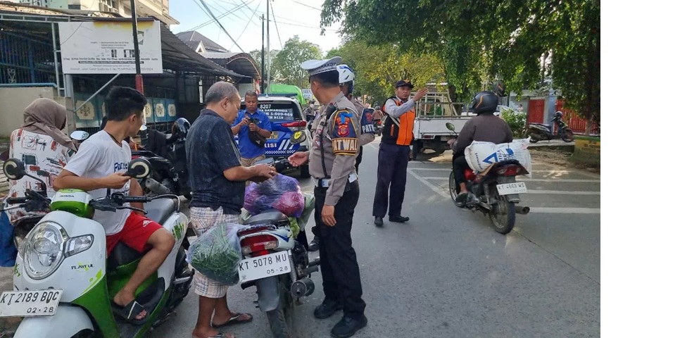 Satlantas Polresta Samarinda lakukan penindakan terhadap pengendara motor tanpa helm. (kis)