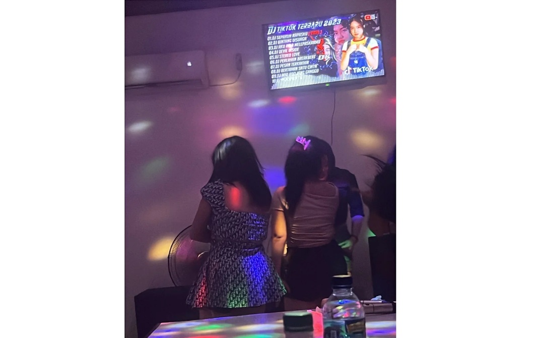 KARAOKE: Salah satu lokasi karaoke yang diduga menyediakan layanan plus-plus di Pangkalan Banteng. (warga/radar sampit)